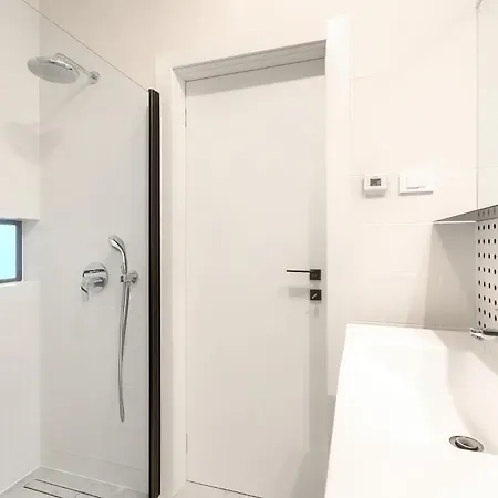 Puntino & Garage アパート