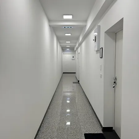 Puntino & Garage アパート *